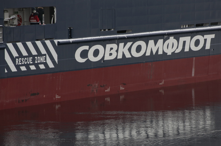　６月１１日、欧州連合（ＥＵ）がロシアの国営海運大手ソブコムフロットへの制裁を検討していることが分かった。写真はソブコムフロットのロゴ。ロシアのサンクトペテルブルクで２０１８年２月撮影（２０２４　ロイター／Anton Vaganov）