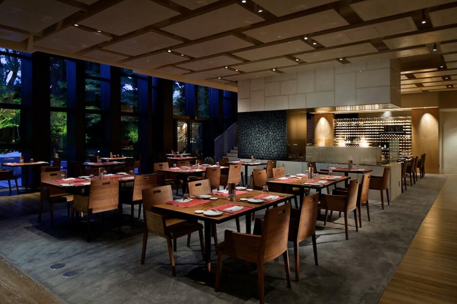 日本庭園を望む開放感溢れる店内  COURTESY OF FOUR SEASONS HOTEL KYOTO