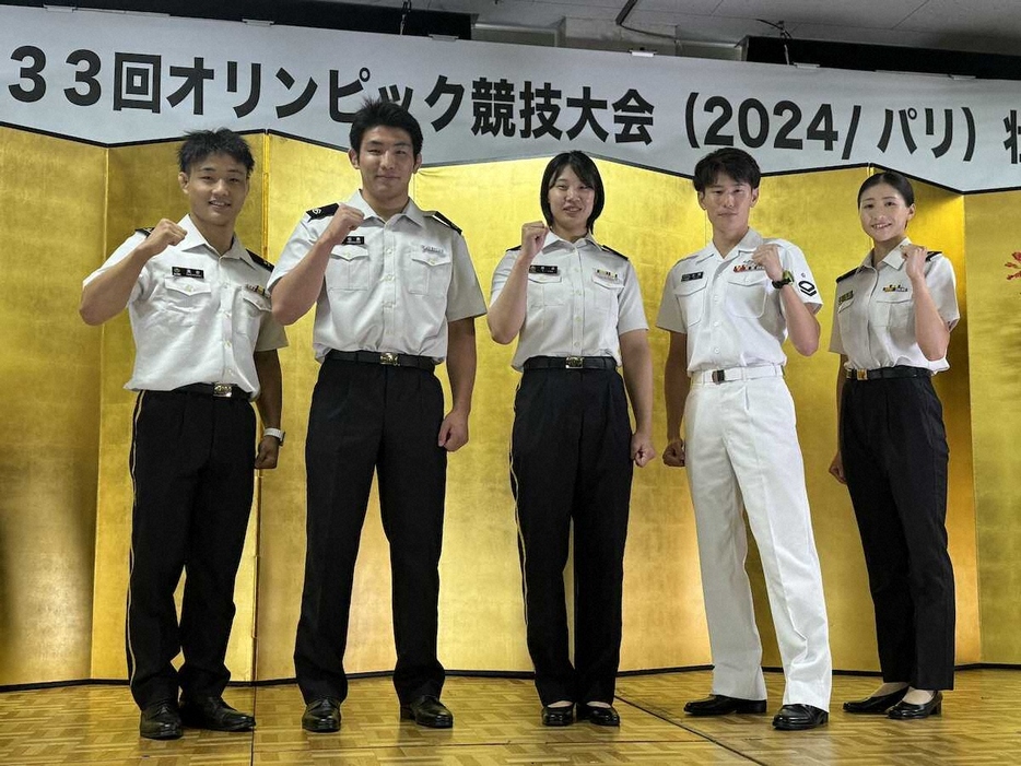 自衛隊体育学校の五輪壮行会に出席した（左から）高谷大地、石黒隼士、新添左季、佐藤大宗、内田美咲