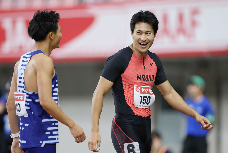 男子２００メートル予選を終え、笑顔を見せる飯塚翔太（右）＝２７日、新潟・デンカビッグスワンスタジアム