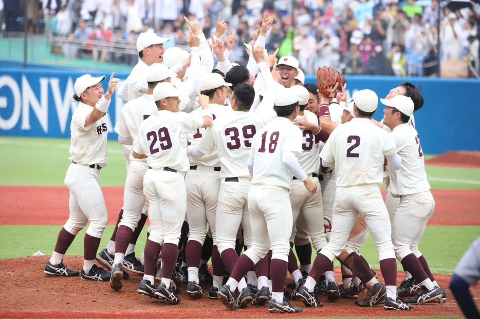 東京六大学野球2024春季リーグ戦で優勝を決め歓喜する早稲田大の選手たち