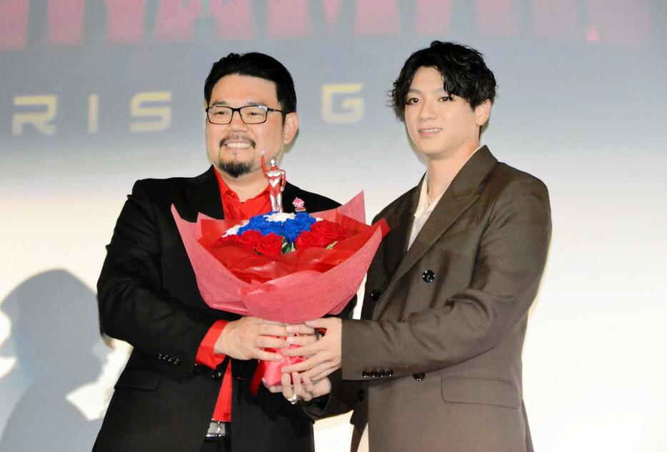 　映画「ＵＬＴＲＡＭＡＮ　ＲＩＳＩＮＧ」特別上映会に登場した（左から）ジョン・アオシマ共同監督、山田裕貴
