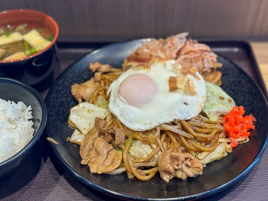 「目玉焼き焼きそば」1140円（ご飯・味噌汁付き）