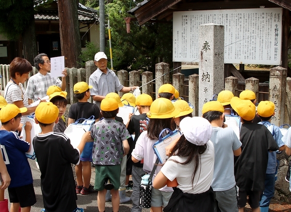 生野神社の歴史などを聞いた