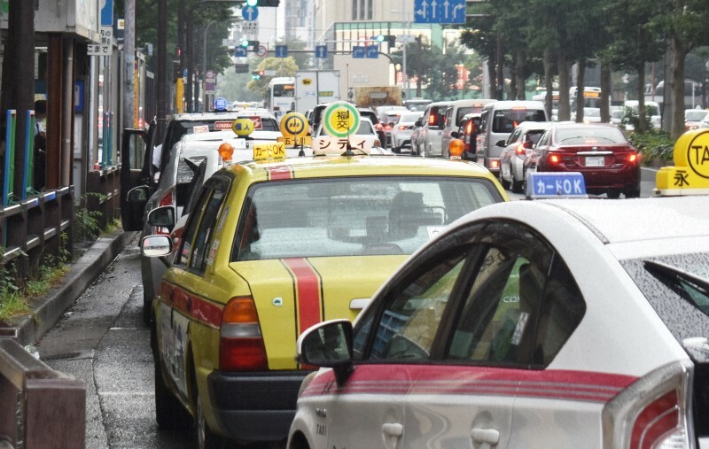 タクシー乗り場に連なるタクシー＝福岡市中央区天神で2024年6月26日午後1時9分、平川昌範撮影