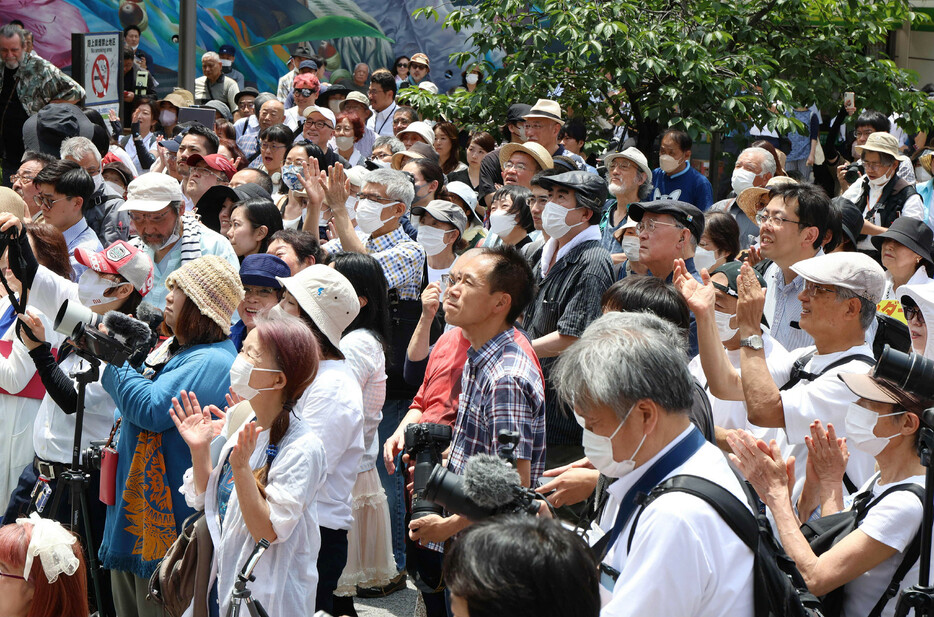 首都・東京の次のリーダーを決める都知事選が２０日午前、告示された。写真は、街頭演説に集まった人たち＝同日午前、東京都中野区