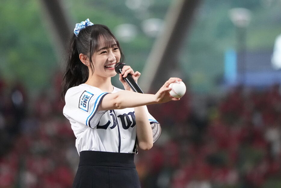 セレモニアルピッチに登板した乃木坂46の向井葉月さん ©SEIBU Lions