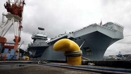 2021年9月、神奈川県横須賀市のアメリカ海軍基地に停泊するイギリス海軍の空母HMSクイーン・エリザベス。日本との防衛・安全保障関係強化のために話し合った（写真・ 2021 Bloomberg Finance LP）