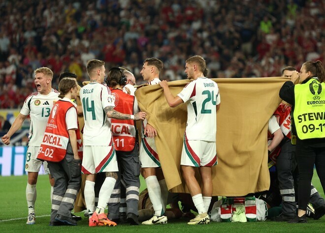 カーテンを敷くハンガリーの選手たち。（C）Getty Images