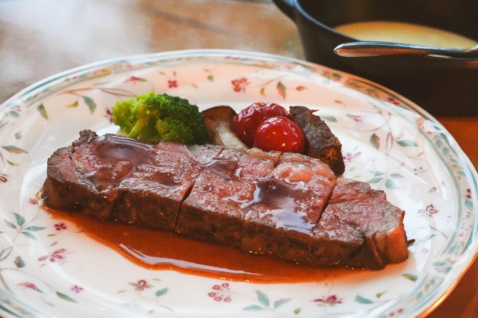 メインは低温調理でしっとり焼き上げた「シェフ特製ローストビーフ」