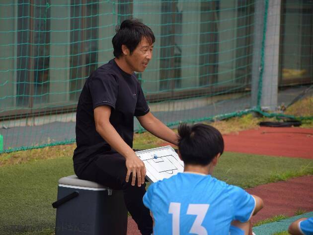 ハーフタイムに青空ミーティングを行う阪南大高の濱田豪監督