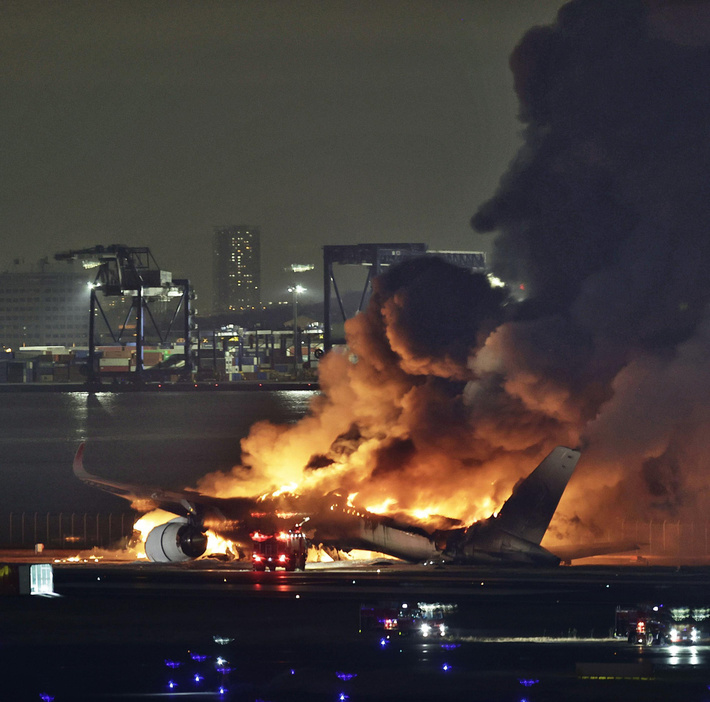 羽田空港で海上保安庁の航空機と衝突し、炎上する日航機＝1月2日
