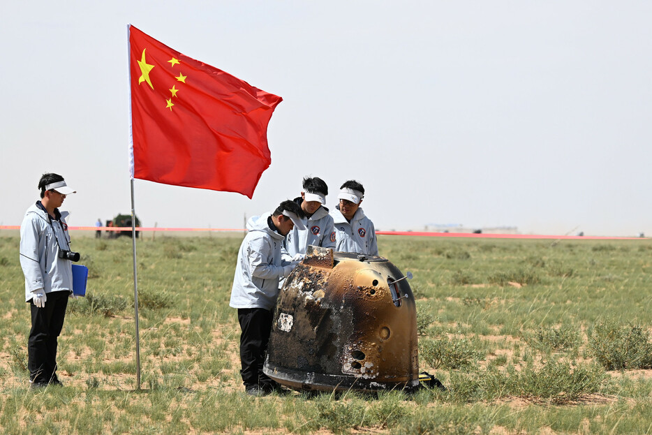 月の裏側の土壌試料を採取した中国無人探査機「嫦娥６号」が２５日午後、地球に帰還した。中国メディアは一斉に「世界で初めて月の裏側の試料を持ち帰った」と伝えた。写真は、内モンゴル自治区に帰還した嫦娥６号。