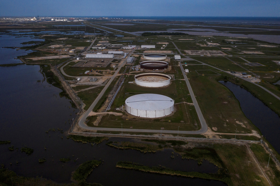 　６月３日、米エネルギー省は、戦略石油備蓄（ＳＰＲ）向けに原油３００万バレルを購入すると明らかにした。写真は米テキサス州にあるＳＰＲの施設。２０２０年４月撮影（２０２４　ロイター／Adrees Latif）