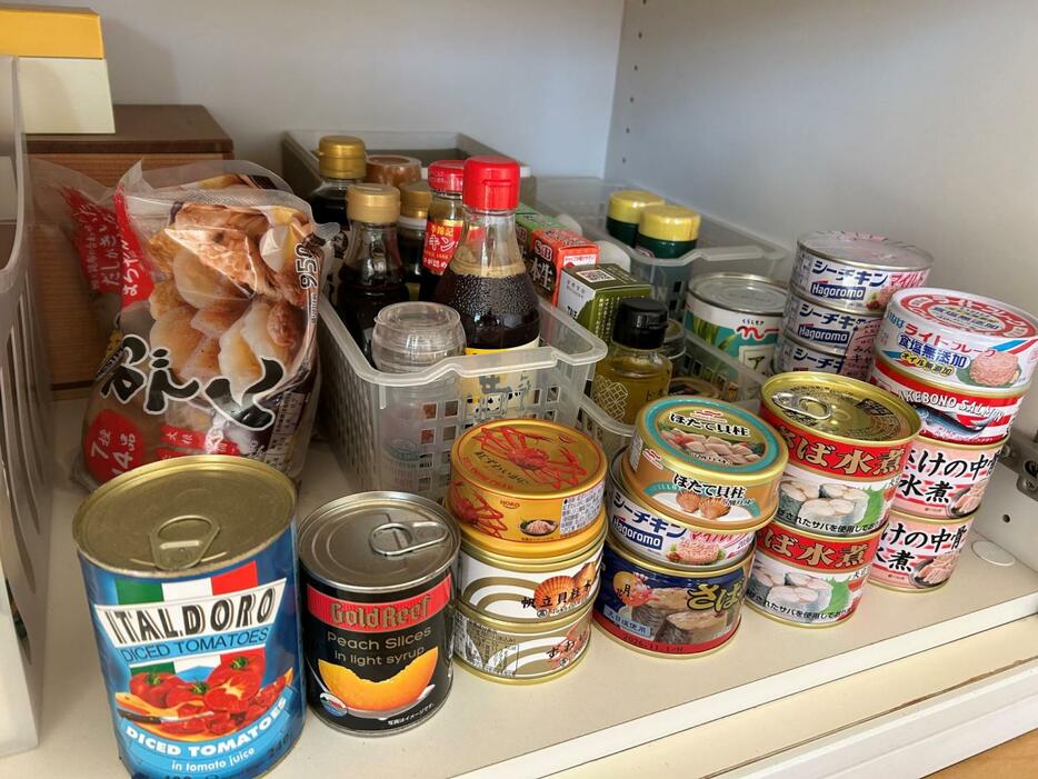 ギリコの家の食品ストック棚。これはほんの一部で他にもレトルトカレーとか、お湯で溶いて飲む粉末スープとかたくさんある