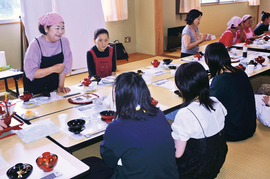 地域住民らと島本高校の生徒が一緒に食卓を囲んだ郷土料理作り体験＝13日、鹿児島県龍郷町りゅうがく館