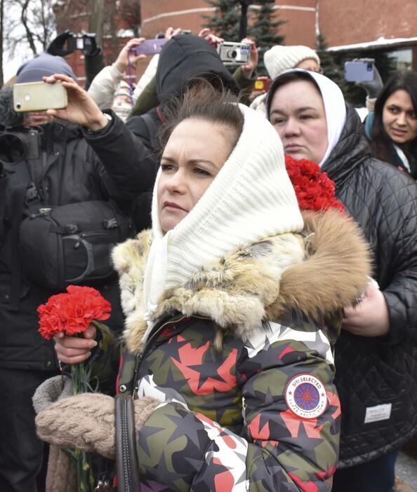 献花のため、モスクワ・クレムリン脇の「無名戦士の墓」を訪れたマリヤ・アンドレーエワさん＝2月（共同）