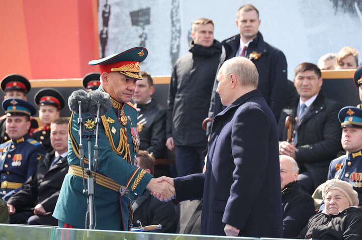 「防弾ベスト太り」？──対独戦勝記念パレードで当時のショイグ国防相と握手するプーチン（後ろ姿）（2024年5月9日、赤の広場）　Sputnik/Mikhail Klimentyev/Kremlin via REUTERS