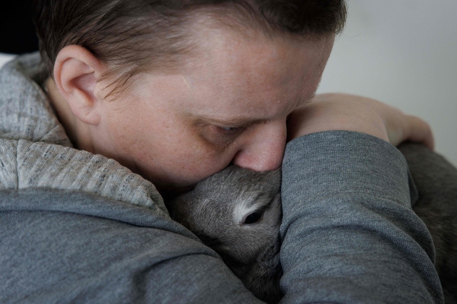 仏東部ブザンソンのアパートでペットのウサギ「ラッキー」と一緒の最後の日を過ごすリディ・イムホフさん（2024年1月30日撮影）。【翻訳編集】 AFPBB News