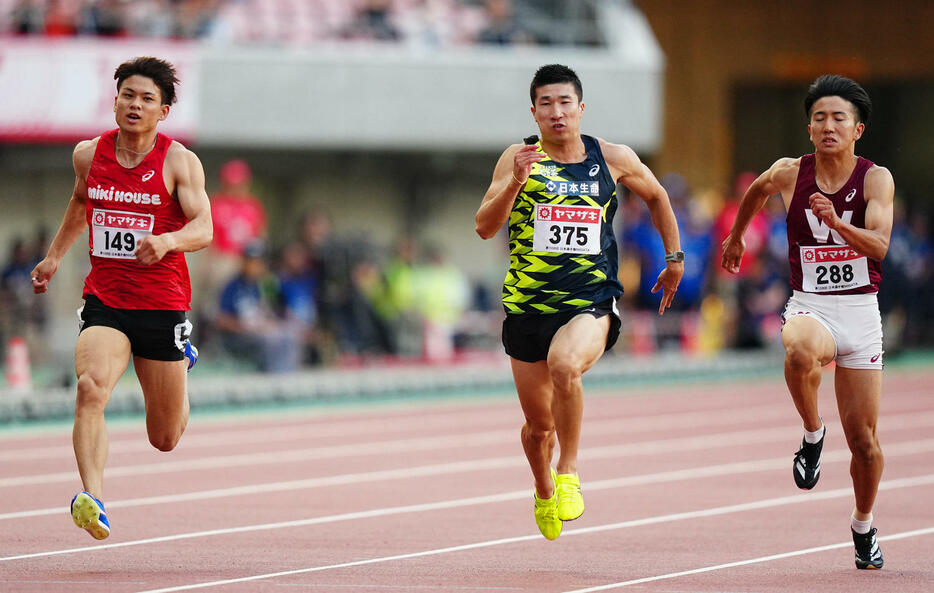 男子100メートル準決勝、力走する桐生（中央）（撮影・垰建太）
