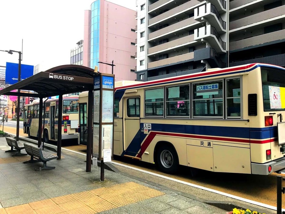 公共交通機関である路線バスが、円滑な運行をできるようにするための通行帯がバス専用レーン