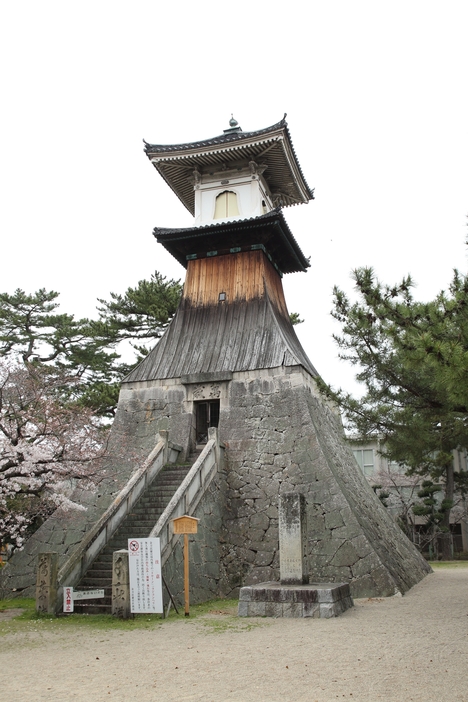 高灯籠の内部は3階建て、壁に江戸時代の落書きが残る