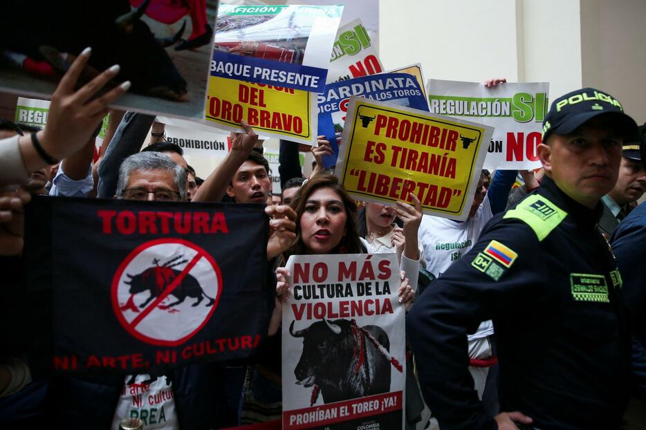 コロンビア・ボゴタで、闘牛を禁じる法案の成立を訴える動物愛護活動家ら＝5月8日（ロイター＝共同）