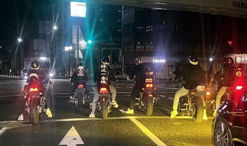 爆音を立てながら広島市西区の県道を走るバイクの集団（画像の一部を修整しています）