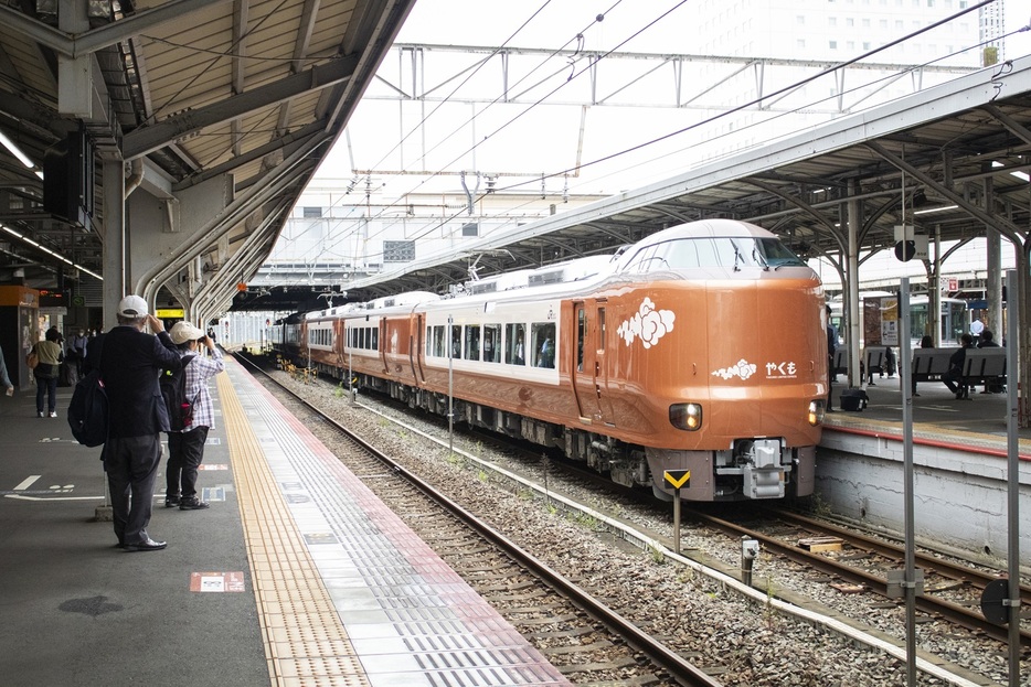 デザインと乗り心地の両方で新境地を開いた新型やくも。岡山駅と出雲市駅を約3時間で結び、全席指定