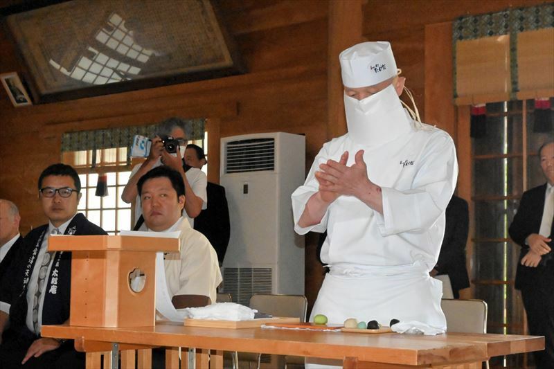 上生菓子の製造を実演する武田さん（右）