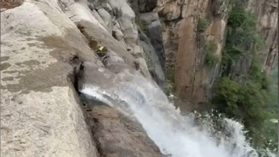 「中国で一番高い滝」、パイプから水を供給か　ハイカーが動画投稿
