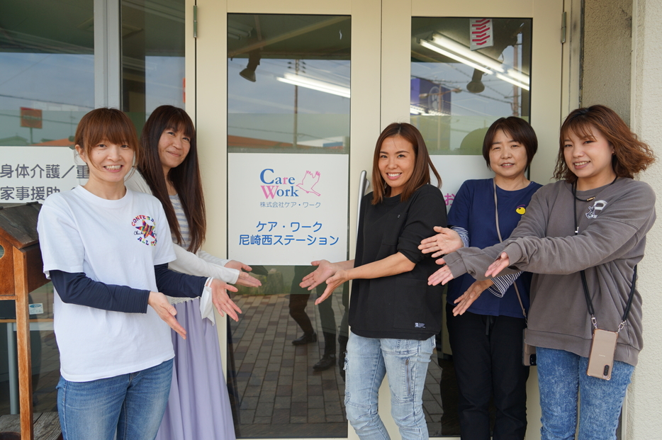 写真左から、山岡香さん、芳賀愛梨さん、渡辺梓さん、山田直美さん、大坪麻衣さん。職場には社員が6人、非正規の登録ヘルパーが8人在籍し、その全員が女性。中には70代のメンバーもいるという（WEDGE、以下同）