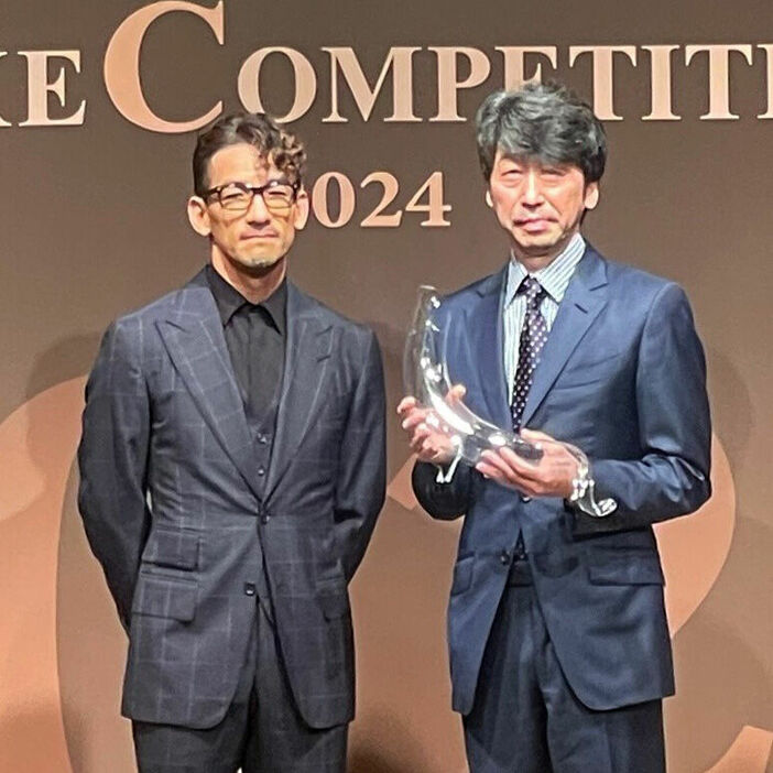 「SAKE　COMPETITION　２０２４」表彰式に出席した中田英寿氏（左）