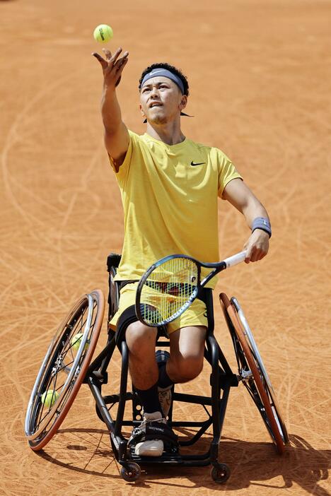 車いすの部男子シングルス準決勝でプレーする小田凱人＝パリ（共同）