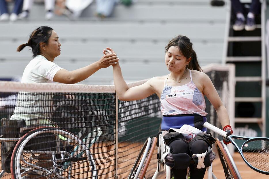 車いすの部女子シングルス準決勝で敗れた大谷桃子（右）＝パリ（共同）