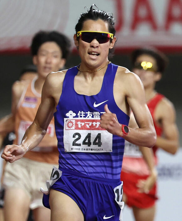 男子１５００メートル決勝、優勝した飯沢千翔（２４４番）（カメラ・小林　泰斗）