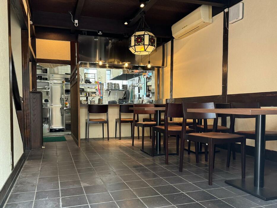 もつ鍋や鉄板焼きを中心に、博多の名物料理を提供。「外食の選択肢の一つとして選んでもらえる店にしたい」と高橋さん