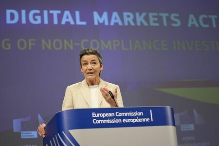 デジタル市場法について講演するベステアー上級副委員長（写真：AP/アフロ）
