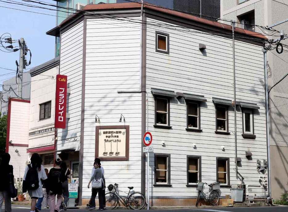 店屋町に立つ白い外観のブラジレイロ