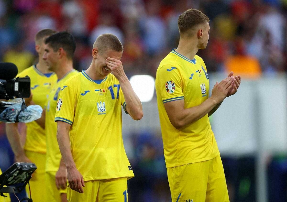 ＜欧州選手権　ウクライナ・ベルギー＞1次リーグ敗退が決まり、悔し涙を流すウクライナ代表ジンチェンコ（左）（ロイター）