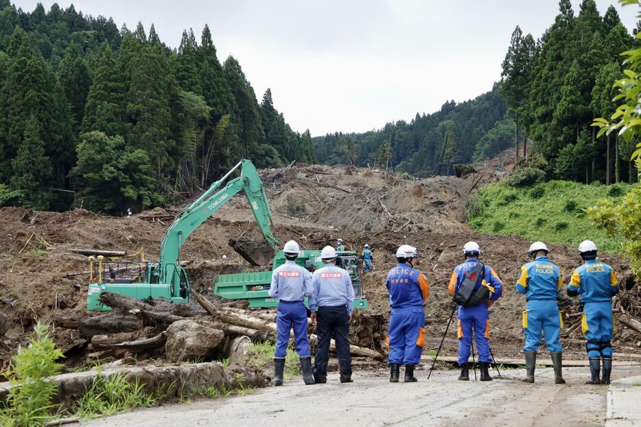 行方不明男性の捜索を再開した石川県輪島市の土砂崩落現場＝24日午前