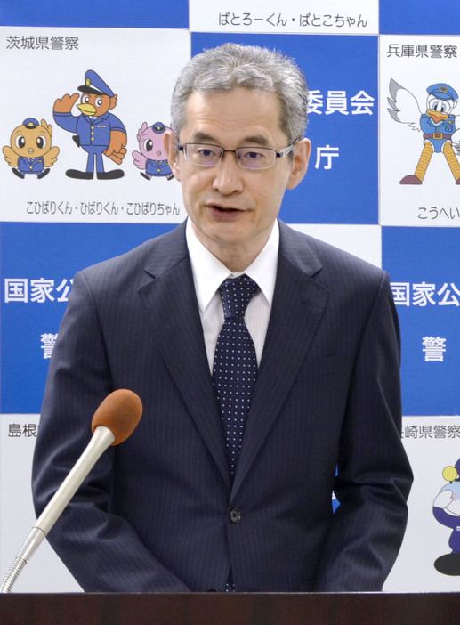 記者会見をする警察庁の露木康浩長官＝27日午前、警察庁