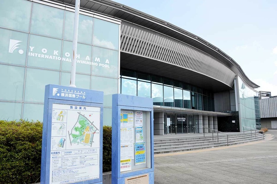 国内最大級のプールと体育館という「二つの顔」を持つ横浜国際プールのメインアリーナ。横浜市は「通年体育館化」する再整備案を示した＝昨年８月、同市都筑区