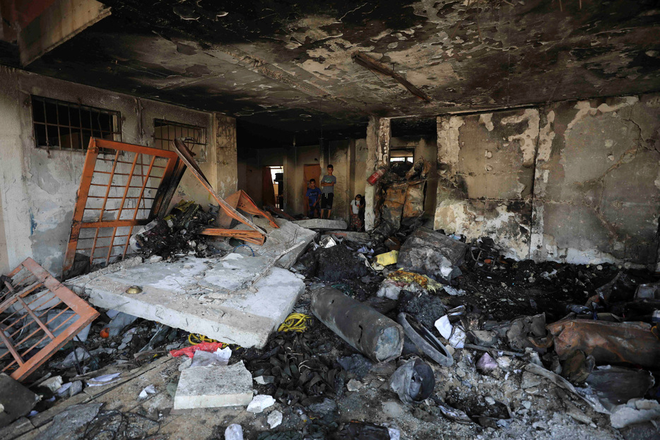 ６月２５日、 イスラエル軍はパレスチナ自治区ガザ市を３回にわたって空爆し、パレスチナ人少なくとも２４人が死亡した。写真は同日、イスラエル軍による攻撃で被害を受けたガザ市の学校の建物。避難者が身を寄せていたという（２０２４年　ロイター/Dawoud Abu Alkas）