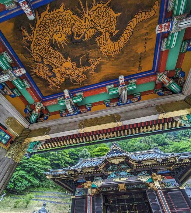 日光東照宮を彷彿させる絢爛さの妙義神社【写真：日下千帆】