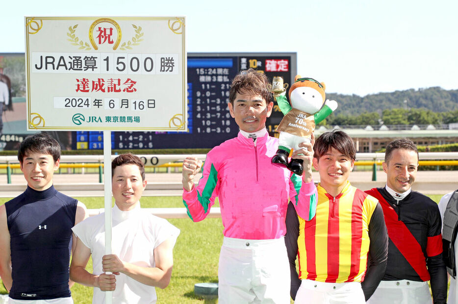 JRA通算１５００勝を達成した戸崎圭太騎手（中央、カメラ・荒牧　徹）