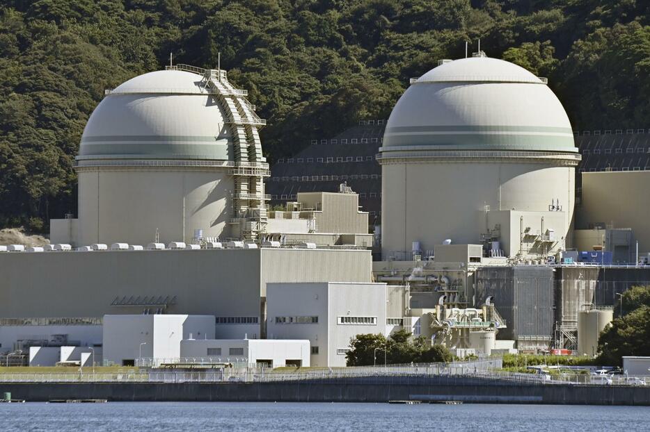 関西電力高浜原発の3号機（左）と4号機＝2020年8月、福井県高浜町