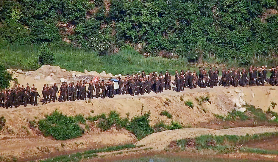 非武装地帯（DMZ）での作業に投入された北朝鮮の兵士（韓国軍提供・共同）