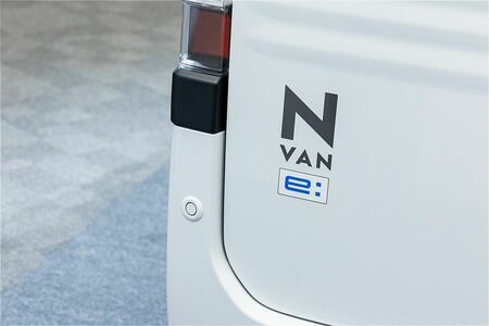 ホンダ新型軽商用EV「N-VAN e:」のエンブレム（写真：三木宏章）