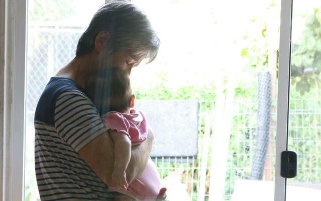 孫を抱く藤田明美さん=2015年8月6日午後5時44分、米国カリフォルニア州、ダンラップ菜帆子さん提供